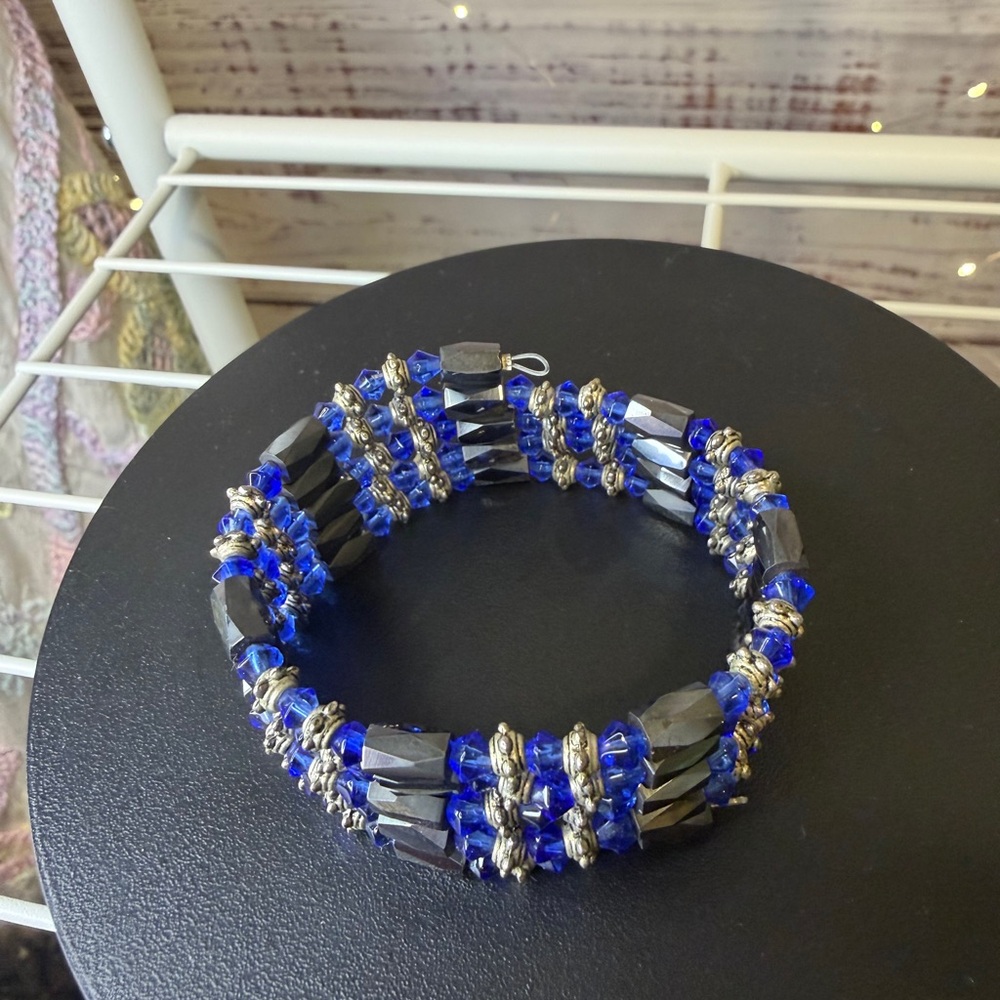Magnetic Black and Blue Beaded Bracelet - Picture 5 of 6